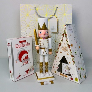 Pachet Christmas Delight, cu odorizant de camera, decorațiune Spargatorul de nuci si praline Raffaelo, in punga cadou - Img 2