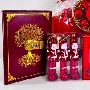Pachet Christmas Delight, cu praline Cherry Queen, set ornamente brad cu spargatori de nuci, agenda cu cifru si set cana ceramica, in cutie tavita cadou - Img 3