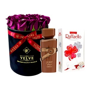 Pachet Crystal Beauty cu aranjament floral din 15 trandafiri mov de sapun, parfum arabesc Just Choco Fragrance World 100 ml si praline Raffael