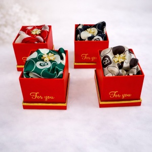 Pachet cu 4 seturi For You, cu esarfa eleganta si brosa aurie, ambalate individual in cutie premium