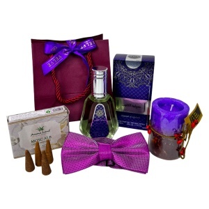 Pachet Elegant Christmas, pentru barbati, cu parfum, lumanare festiva, conuri parfumate, papion elegant si punga cadou, Mov