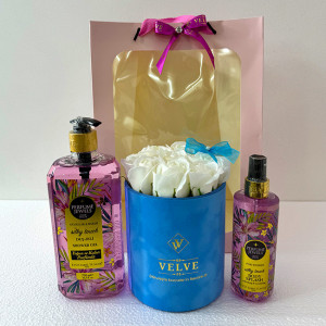 Pachet Eyup,  aranjament cu 9 trandafiri albi de sapun, in cutie albastra de catifea, spray de corp 250ml Eyup Sabri-Tuncer, gel dus 750ml Eyup Sabri-Tuncer, in punga cadou