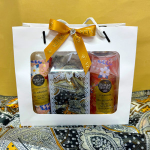 Pachet cadou Eyup, spray de corp 250ml Eyup Sabri-Tuncer, crema de maini si de corp 50ml Eyup Sabri-Tuncer, praline Raffaello 40gr, esarfa, in punga cadou, Auriu