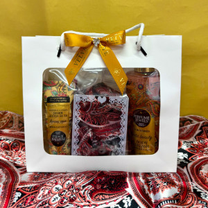 Pachet cadou Eyup, spray de corp 250ml Eyup Sabri-Tuncer, crema de maini si de corp 50ml Eyup Sabri-Tuncer, praline Raffaello 40gr, esarfa, in punga cadou, Maro