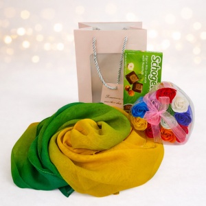 Pachet ForYou, esarfa dama, ciocolata, cutie inima cu 12 trandafiri multicolori din sapun, in punga cadou
