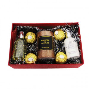 Pachet GiftDay pentru dama, Lumanare, Gel de dus Molton Brown Orange Bergamote 50ml, Lotiune de corp Vetiver Grapefruit 50ml si patru Praline Ferrero, in cutie rosie, 19.5x12x6.5 cm