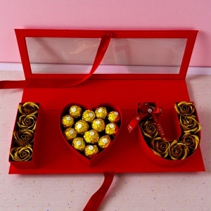 Pachet I Love You, cu 11 trandafiri din sapun și 13 praline Ferrero Rocher, roșu - Img 5