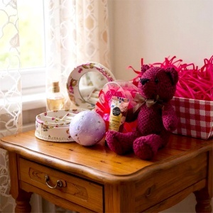 Pachet Lovely Day, cutie cu trandafiri de sapun, in forma de inima, cutiuta pentru bijuterii cu design floral, bomba spumanta, crema de maini si de corp 50ml Eyup Sabri-Tuncer, ursulet de plus crosetat, in cosulet - Img 2