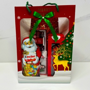 Pachet Merry Christmas, cu figurina Spargatorul de Nuci, Felicitare muzicala de Craciun, ornament trenulet festiv si dulciuri Kinder, ambalate in punga cadou, Rosu