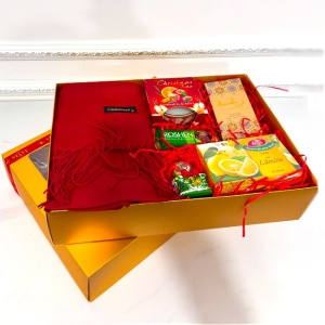 Pachet Merry Christmas, cu Sal rosu subtire, lumanare parfumata, parfum arabesc Raghba 50ml, ceai plicuri Fares, decoratiune glob, baton ciocolata Rosen 29 g, in cutie cadou