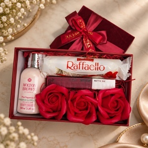 Pachet pentru femei cu lotiune de corp Molton Brown 100 ml, ruj mat USHAS, Raffaello si 3 trandafiri de sapun rosii