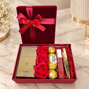 Pachet pentru femei cu parfum Golden Silver 30 ml, ruj mat USHAS, mascara Eveline, Ferrero Rocher si trandafiri de sapun rosii - Img 2