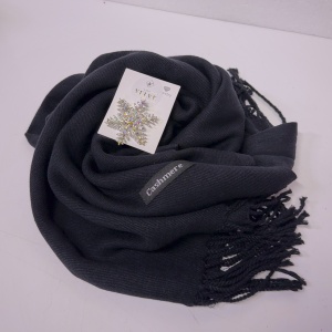 Pachet Secret Santa pentru femei, cu Esarfa de casmir si Brosa Fulg de Zapada, in cutie cadou, Negru, 25x15cm