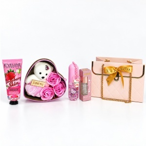 Pachet pentru fete PINK JOY cu crema de maini, luciu de buze, spray Hello Kitty si cutie metalica inima cu ursulet si trandafiri roz