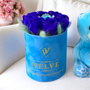 Pachet pentru indragostiti, A Drop of Love, ursulet de plus 21 cm si aranjament floral/cutie neagra cu noua trandafiri de sapun si lagurus criogenat, ambalate in cutie deosebita, Albastru - Img 4