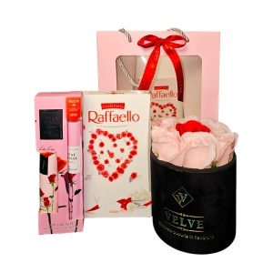 Pachet premium cu praline Raffaello, set crema de maini si parfum 35 ml, aranjament floral cu 7 trandafiri sapun, in punga cadou