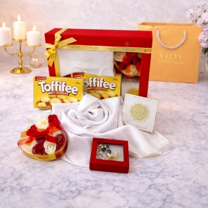 Pachet premium Royal Oud, cu esarfa, praline Toffifee, parfum Oud Al Khuloud, brosa eleganta și cutie cu 9 trandafiri de sapun