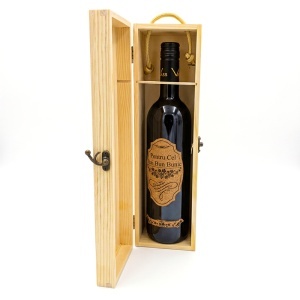 Pachet premium vin rosu "Pentru cel mai bun Bunic” in cutie din lemn gravata cu ilustratie conac