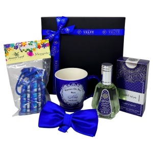 Pachet Pure Love "Pentru cel mai bun nas", parfum, cana personalizata, papion si odorizant auto, in cutie cadou