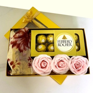 Pachet Scarf, cu 3 trandafiri de sapun, esarfa florala si praline Ferrero Rocher, Gold