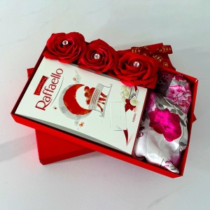 Pachet Scarf, cu 3 trandafiri de sapun, esarfa florala si praline Raffaelo, Rosu intens