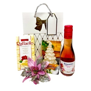 Pachet Secret Santa, cu lumanare decorativa, vin spumant Riunite Lambrusco Rose 187ml, Craciunita decorativa si tableta ciocolata Raffaelo, in punga cadou eleganta, 23x18cm