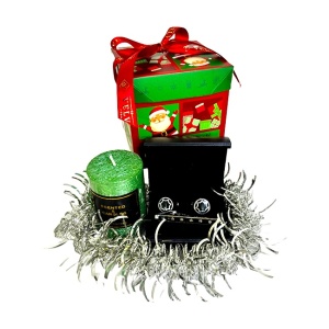 Pachet Secret Santa, cu lumanare parfumata si set butoni cu ac de cravata, in cutie cu design de Craciun