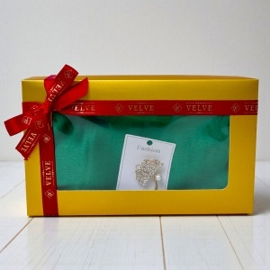 Pachet Silky pentru femei, cu esarfa eleganta si brosa, in cutie cadou, Verde - Img 3