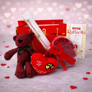 Pachet Special Valentine, cu ursuleț pluș 18 cm, inimioara plus 8 cm, cutie inima cu 12 trandafiri din sapun, bratara si tableta Raffaello, ambalate în cutie tip poseta