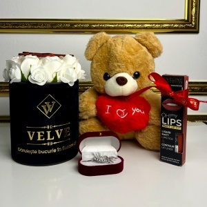 Pachet Special Valentine, cu ursulet plus 25 cm, aranjament cu 9 trandafiri de sapun, brosa si set cosmetice, in cutie cadou