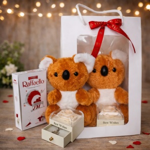 Pachet Special Valentine, Plush Koala 25cm, praline Raffaello, cutie eleganta cu sertar Fragrant Desires, decorata cu trandafir de sapun in cupola, lantisor inox, in punga cadou