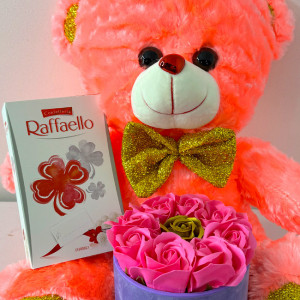 Pachet Sunny cu aranjament floral 9 trandafiri sapun, praline Raffaello 80gr, urs plus 40cm,  in punga cadou