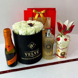 Pachet cadou Sweet Moment, sapun 400ml Vivian Gray, praline Heidi 120gr, prosecco Mionetto 200ml, aranjament floral sapun, in punga cadou