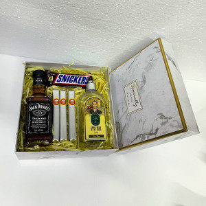 Pachet Tabac, after shave Eyup Sabri Tuncer 250ml, 3 trabucuri Punta Cana, baton Snickers 50gr,  whiskey Jack Daniel's 200ml, in cutie eleganta cadou