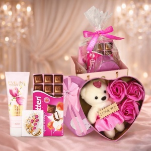 Pachet Tenderness cu brosa, crema de maini Eveline 75ml, cutie inima cu 3 trandafiri sapun si ciocolata Schogetten