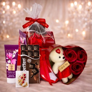 Pachet Tenderness, cu brosa, crema de maini Eveline Cosmetics 75ml, cutie metalica cu trandafiri din sapun si ursulet, ciocolata Schogetten 100gr, in punga eleganta tip poseta, Rosu inchis
