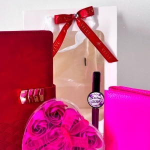 Pachet Timeless Notes pentru colega, cu agenda visinie, portofel fucsia, pix "Cea mai buna Colega" si cutie cu trandafiri din sapun, in punga cu fereastra - Img 2