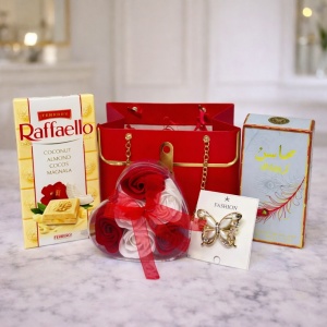 Pachet Trinket, apa de parfum arabesc Mahasin femei 50 ml, ciocolata Raffaelo 90gr, cutie trandafiri din sapun si brosa, in punga tip poseta, Rosu