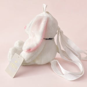 Rucsac jucarie din plus Iepurasul Snowy, cu bretele reglabile, buzunar cu fermoar si bandana, alb ultra-soft - Img 5