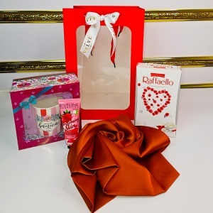 Set „Cea mai buna bunica din lume”, esarfa eleganta, cana personalizata, praline Raffaello si crema de maini Eveline - Img 5