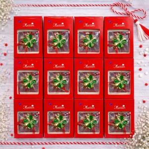 Set 10 Brose Martisor, trifoi cu patru foi, cristale si snur alb rosu, in cutiuta