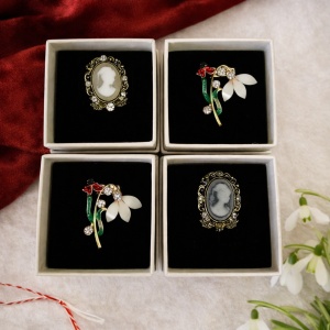 Set 4 martisoare tip brosa Camee Flower, ambalate in cutii individuale, Multicolor