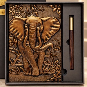 Set Artis cu agenda nedatata si pix, model Elefant in relief, in cutie cadou