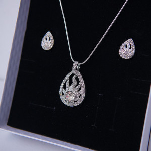 Set accesorii Feeling, din inox, cu cercei, lantisor si pandativ cu cristale, in cutie eleganta, Silver Fern 2