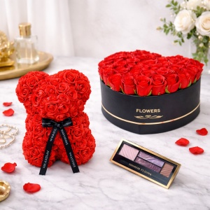 Set Cadou, Aranjament floral cutie inima neagra cu trandafiri rosii de sapun, Ursulet floral Rosu 25cm si Paleta fard