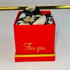 Set cadou For You, esarfa eleganta cu brosa aurie, ambalata in cutie premium, negru-bej - Img 6
