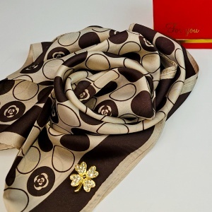 Set cadou For You, esarfa eleganta cu brosa aurie, ambalata in cutie premium, bej-maro - Img 2