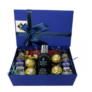 Set cadou Glamour pentru barbati, Gel de dus Molton Brown Ylang-Ylang 100ml, doua sticle de Vodka Finlandia, 50 ml, Arahide Mongyi si patru Praline Ferrero, in cutie cadou albastra 19x12x7 cm