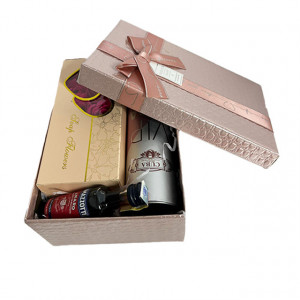 Set cadou Glamour pentru femei, Parfum Cuba, Vip 100ml, Trandafiri din sapun, Lichior Ramazzotti Amaro si cutie roz 21x14x8 cm