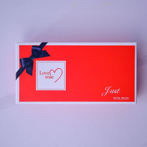 Set cadou Love Rose, cutie cu 6 trandafiri rosii din sapun si esarfa, rosu